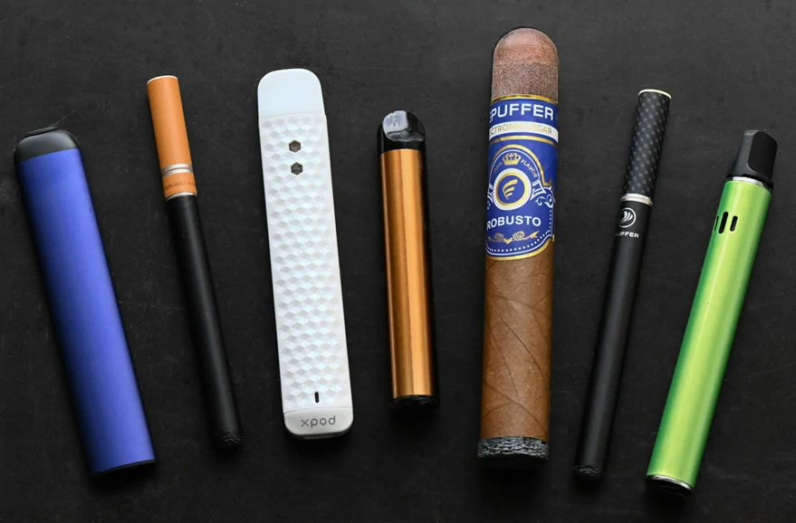 The Pros and Cons of Disposable vs. Rechargeable Vapes